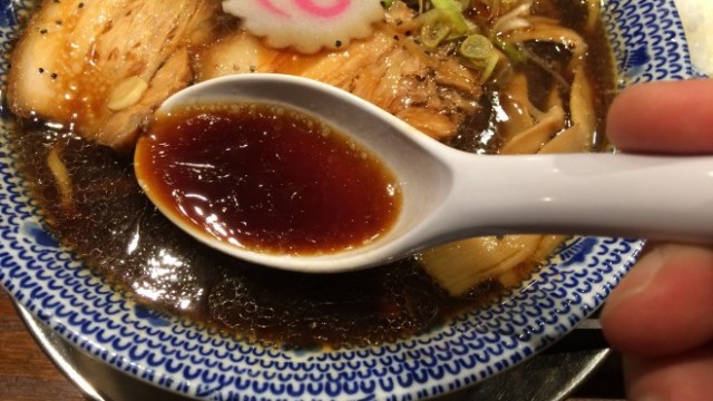 新潟で食べられる富山ブラック ちゃーしゅうや武蔵の 武蔵ブラック オンザライス 新潟永住計画